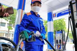 Giá xăng tăng trở lại, thêm hơn 400 đồng mỗi lít