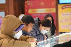 Giá vàng tại Nghệ An giảm nhẹ, người dân tranh thủ mua vào
