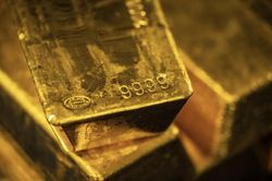 Giá vàng lập đỉnh lịch sử mới, mặc đồng USD hồi phục