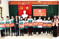 Trao 'Học bổng XP-cùng em vượt khó đến trường' tại huyện Kim Sơn