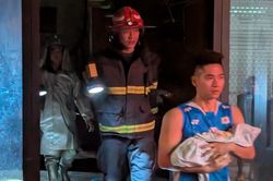 8 người trong một gia đình thoát khỏi căn nhà cháy