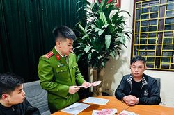 Bắt đối tượng nhập cảnh vào Việt Nam để lưu hành tiền giả