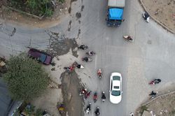 Đường gom Đại lộ Thăng Long xuống cấp, thường xuyên ùn tắc do thi công dự án