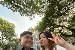 Chàng trai làm shipper nuôi bạn gái học đại học, 4 năm sau được đền đáp xứng đáng