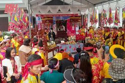 Trong dòng chảy lễ hội đầu năm (Bài 2): Gạn đục, khơi trong