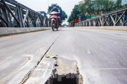 Cận cảnh những cây cầu xuống cấp, hoen rỉ ở Hà Nội