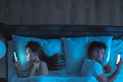 Tại sao bạn cần phải ngừng lướt điện thoại trên giường?