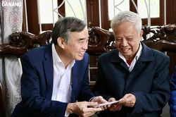 Chủ tịch UBND thành phố Lê Trung Chinh thăm, viếng hương các đồng chí nguyên lãnh đạo Đặc khu ủy Quảng Đà