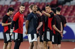 HLV Kluivert có hành động thiếu chuyên nghiệp trước trận Indonesia gặp Bahrain, phải lên tiếng xin lỗi