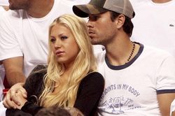Kiều nữ tennis Anna Kournikova tái xuất cùng ba con