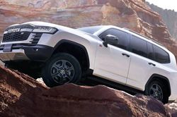 Hé lộ Toyota Land Cruiser 300 mới 2026: Màn hình gần gấp đôi, thêm công nghệ, ADAS trang bị tiêu chuẩn