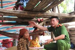 Gia Lai: Chủ tịch xã ký nợ vật liệu, Trưởng Công an xã bỏ tiền túi xây nhà cho dân nghèo