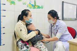 Hàng trăm trẻ mắc cúm mỗi ngày ở Nghệ An