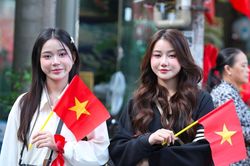 Không khí cuồng nhiệt trước trận Việt Nam - Lào