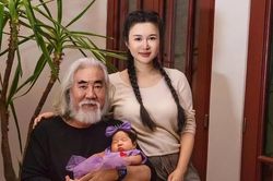 Nam diễn viên đón con ở tuổi U80, hạnh phúc bên vợ trẻ kém 31 tuổi