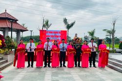 Bia chiến tích Trung đội nữ Lê Thị Hồng Gấm