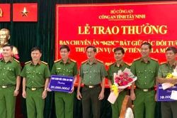 Thưởng nóng 2 tập thể xuất sắc phá chuyên án cướp hơn 2,2 triệu USD