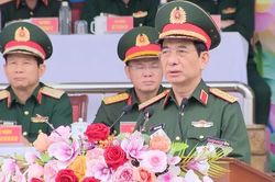 Bộ trưởng Quốc phòng kiểm tra hợp luyện diễu binh, diễu hành