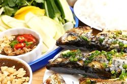 Cách làm cá nục nướng mỡ hành cuốn bánh tráng mềm ngọt, thơm lừng
