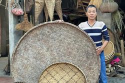 Người đàn ông mê tranh, tre, nứa, lá
