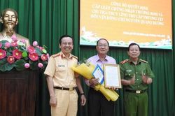 Công an TPHCM trao chứng nhận thương binh cho nguyên cán bộ bị thương khi làm nhiệm vụ
