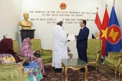 Trao quyết định bổ nhiệm lại Lãnh sự danh dự Việt Nam tại Sudan