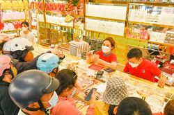 Giá vàng hôm nay 27/3/2025: Giá vàng trong nước tăng vượt mức 99 triệu đồng, vàng thế giới giảm nhẹ
