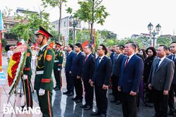 Lãnh đạo thành phố dâng hương tưởng nhớ các anh hùng liệt sĩ