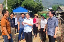 Chủ tịch Ủy ban MTTQ Việt Nam tỉnh Sùng A Hồ kiểm tra tiến độ xóa nhà tạm, nhà dột nát tại huyện Tân Uyên