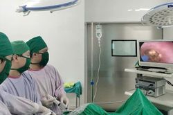 Bệnh viện Đa khoa huyện Mường Khương triển khai thành công kỹ thuật nội soi ngược dòng tán sỏi niệu quản bằng laser
