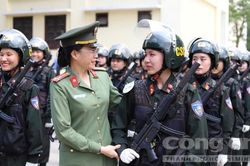 Thăm, động viên CBCS Công an tham gia diễu binh Kỷ niệm 50 năm thống nhất đất nước
