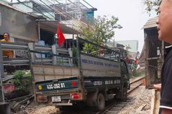 Xe tải mắc kẹt trên đường ray