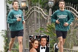 Bí ẩn đằng sau áo 'Kindness Forever' của con trai Angelina Jolie: 10 năm không gặp cha Brad Pitt