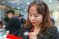 Giá vàng tăng vọt lên trên 100 triệu đồng/lượng