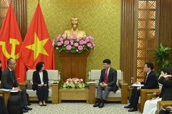 Đẩy mạnh việc xây dựng đội ngũ cán bộ, chuyên gia về pháp luật và tư pháp
