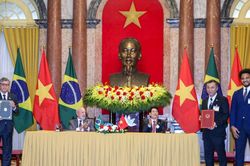Tiền đạo Nguyễn Xuân Son nhận vinh dự đặc biệt khi Tổng thống Brazil thăm Việt Nam