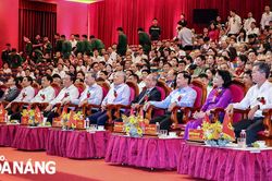 Tổng Bí thư Tô Lâm dự chương trình nghệ thuật 'Đảng trong mùa xuân đại thắng' tại Đà Nẵng