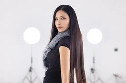 Hoàng Thùy diễn thời trang tại Thượng Hải