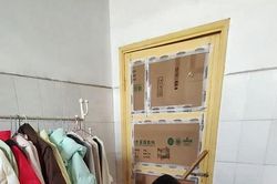 Cô gái tá túc trong nhà vệ sinh của cửa hàng để tiết kiệm tiền