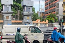TPHCM mưa bất ngờ, người đi đường không kịp trở tay