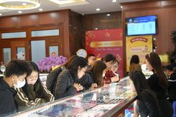 Giá vàng tăng dựng đứng, người dân Nghệ An giao dịch thận trọng