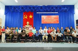 Trao 55 xe lăn cho nạn nhân da cam và người khuyết tật