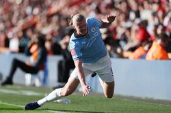 Man City trả giá đắt khi vào bán kết FA Cup