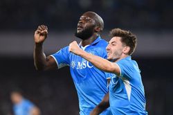 Inter chiến thắng trong ngày HLV bị truất quyền chỉ đạo, Napoli đánh bại Milan