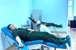 Cán bộ, nhân viên Viện Kiểm sát quân sự khu vực 52 hiến máu tình nguyện