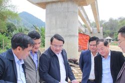 Phó Chủ tịch UBND tỉnh Nghệ An Phùng Thành Vinh kiểm tra tiến độ các dự án đầu tư tại Kỳ Sơn