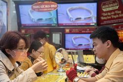 Giá vàng hôm nay 1/4: Giá vàng trong nước và thế giới tăng nối dài chuỗi kỷ lục