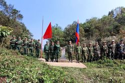 Tuần tra song phương bảo vệ biên giới Việt Nam - Lào