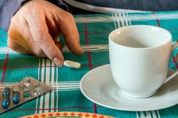 Loại thuốc nào không được uống cùng cà phê?