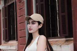 Hoa hậu Đỗ Thị Hà đụng hàng mẫu túi 'đựng cả thế giới' với Lưu Diệc Phi